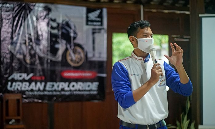 arahan tim instruktur safety riding kepada peserta Honda ADV Urban Exploride.