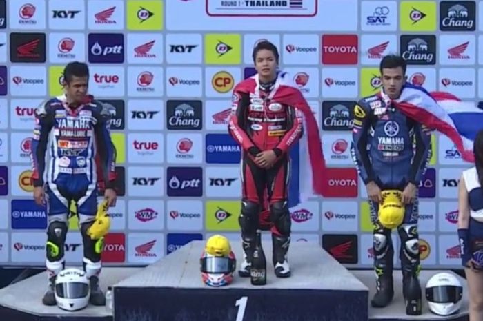 Pembalap cewek asal Thailand, Muklada Sarapuech (tengah) juara race kedua kelas AP250 di mana ada pembalap Indonesia di podium 2, Rafid Topan Sucipto (kanan)