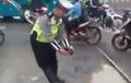 Video Polisi Melepaskan Ikan Lelel di Jalanan, Maksudnya Apa Nih?