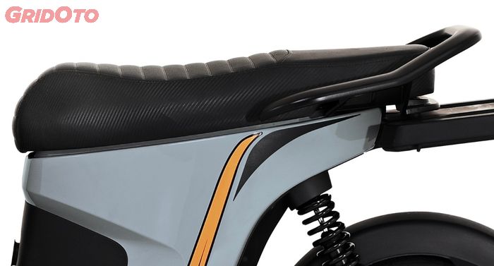 Dimensi jok Charged Maleo S sudah lebih besar, membuat pengendara dan boncengan lebih nyaman