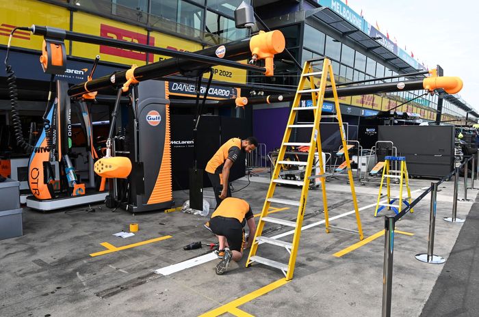 Kesibukan kru tim McLaren di depan garasi pit mereka menjelang balap F1 Australia 2022
