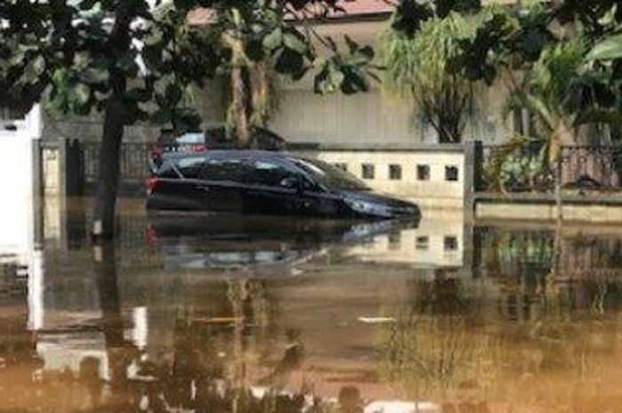 Ilustrasi mobil nekat menerabas genangan air