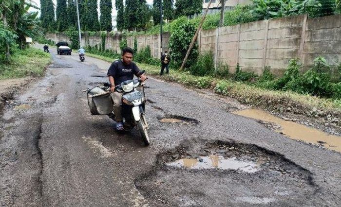 Perlu hati-hati saat hujan, apalagi lubang jalan terkadang sulit terlihat karena tertutup air.