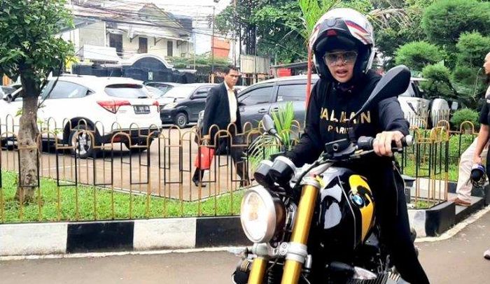 Nikita Mirzani mengendarai motor gedenya, BMW Nine T 1000 cc hitam dan abu-abu saat hadir ke sidang dugaan penganiayaan terhadap Dipo Latief, mantan suami ketiganya, di Pengadilan Negeri Jakarta Selatan, Rabu (11/3/2020). Ia memamerkan helm seharga Rp 30 juta. 