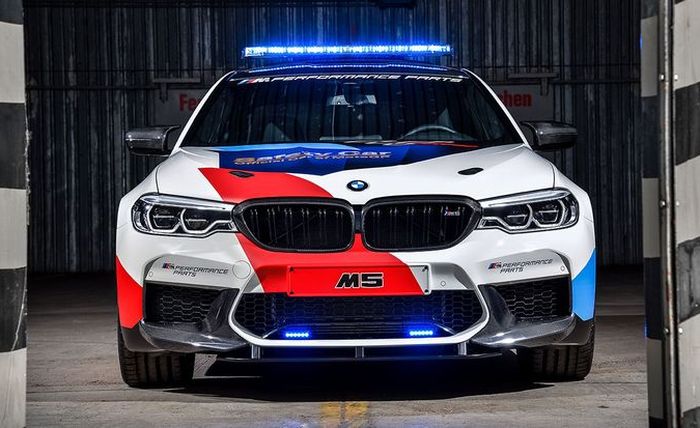 Ada lampu LED di gril - dan cincin corona di lampu depan juga berkedip saat Safety Car beraksi