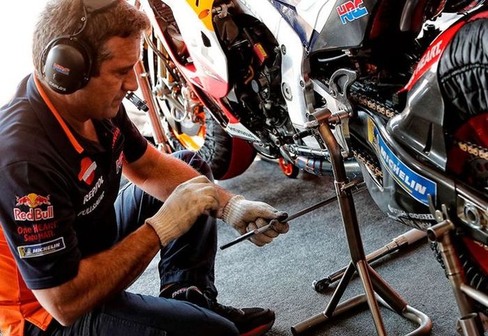 Pemasangan mesin motor MotoGP cukup rumit dilakukan karena ruang yang terbatas