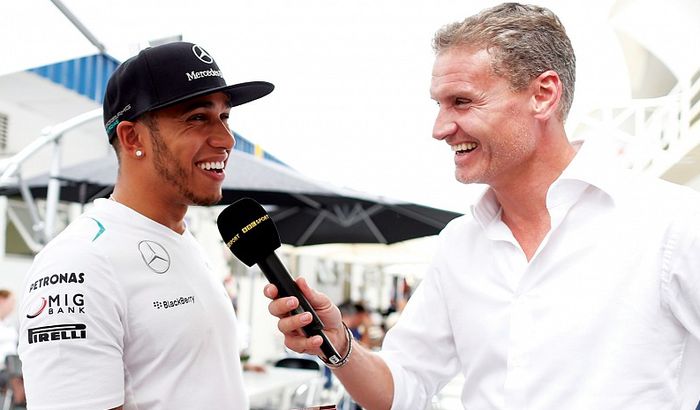 David Coulthard saat mewawancarai Lewis Hamilton tahun 2016, kini ia menjadi komentator dan jurnalis balap F1