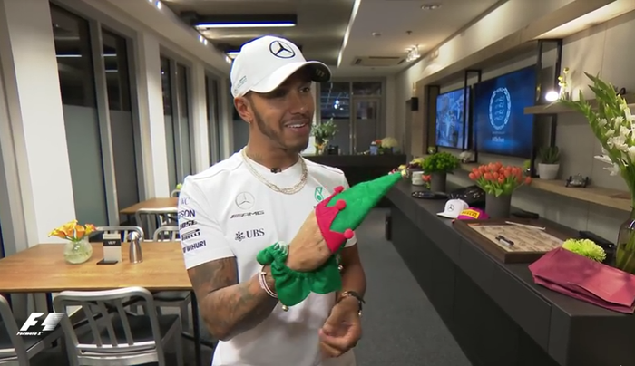 Baju Natal untuk anjing kesayangan Lewis Hamilton