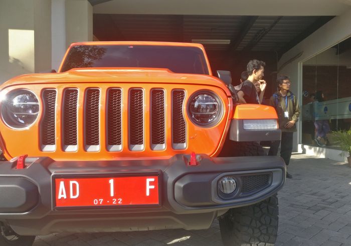 Jeep Rubicon Mobil Dinas Bupati Karanganyar, Juliyatmono, dengan pelat nomor AD 1 F