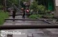 Seram! Hujan Angin Kencang di Sidoarjo Rubuhkan Puluhan Tiang Listrik ke Jalan, Motor Warga jadi Korban