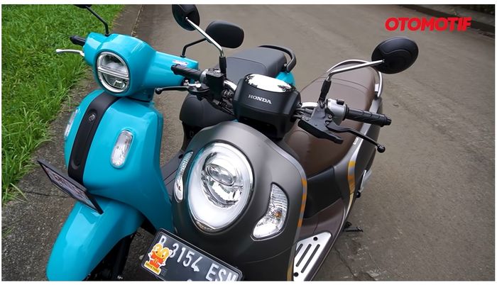 Sama-sama bertema retro, tapi secra konsep desain kedua skutik ini berbeda, salah satunya terlihat dari posisi headlamp