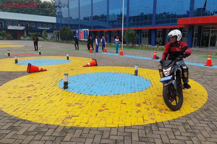 Fasilitas praktik di Safety Riding Lab Yayasan AHM, SMK Mitra MM2100, Cikarang, Jawa Barat.