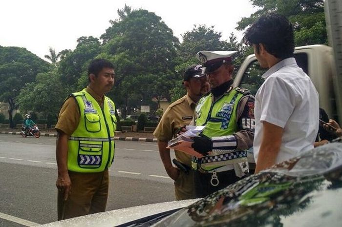 Farhat (23), warga Jakarta Selatan, terjaring razia karena membawa mobil tanpa STNK dan memakai plat