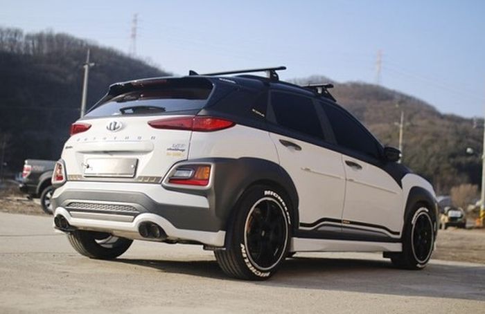 Hyundai Kona bergaya sporty dengan efek kelir dual-tone pada bodi