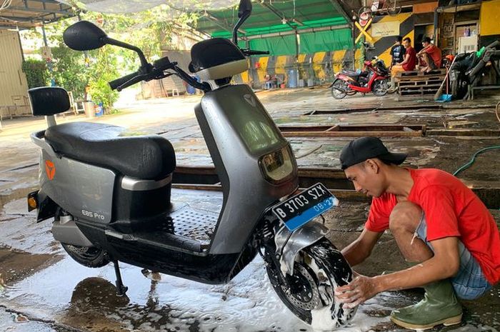 Ilustrasi mencuci motor listrik
