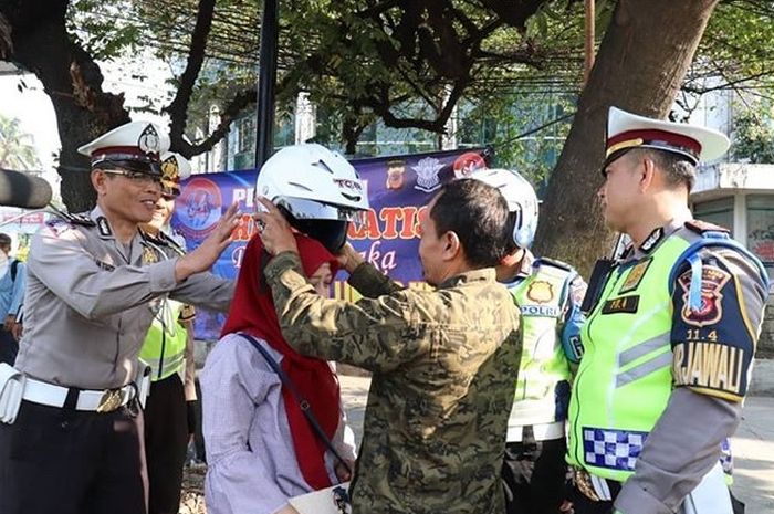 Rayakan HUT Lantas Ke-64 Satlantas Polrestabes Bandung Bagi-bagi helm.