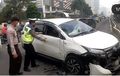 Akibat Mata Merem, Toyota Rush Tabrak Separator Busway di Sudirman