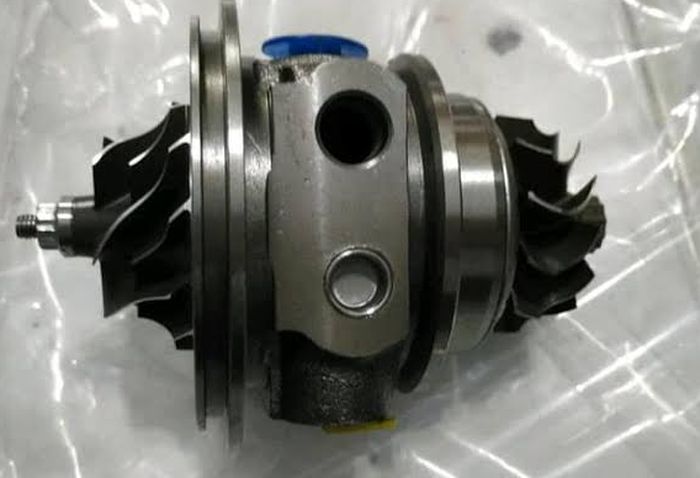 Cartridge turbo yang terdiri dari rangkaian komponen internal turbocharger
