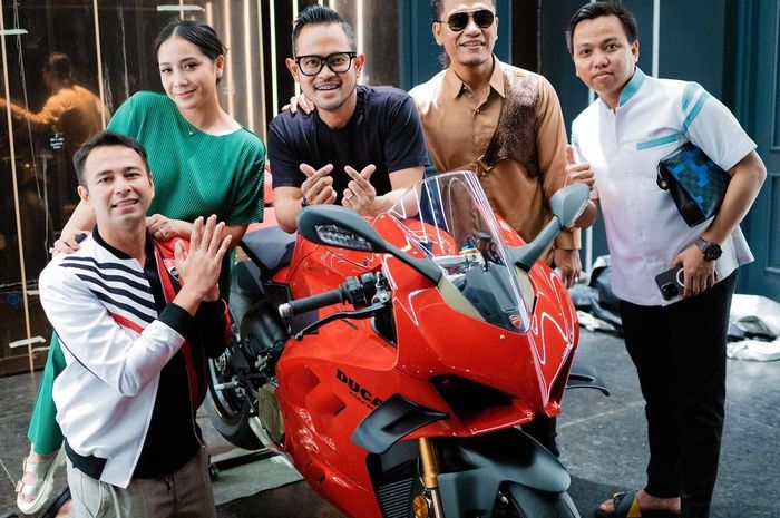 Raafi Ahmad dapat hadiah Ducati Panigale V4S dari Gilang Juragan 99