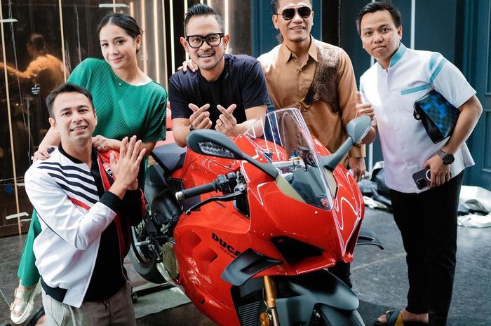Raafi Ahmad dapat hadiah Ducati Panigale V4S dari Gilang Juragan 99