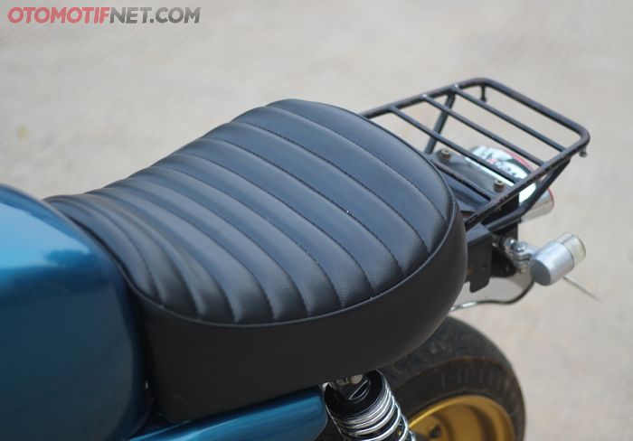 Jok custom berkulit sintetis dibentuk mirip jok Honda Gorilla