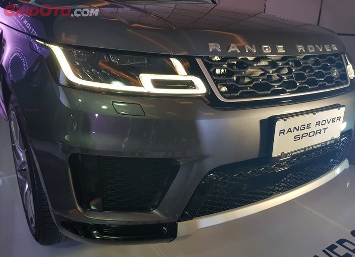 Grille depan Range Rover Sport lebih ramping dengan aksen honeycomb. Lampu utama juga menyipit dengan bahasa desain Range Rover model terbaru.