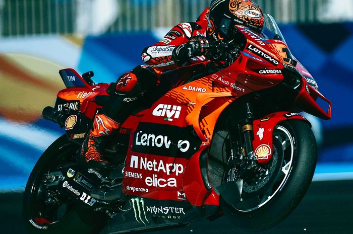 Motor Ducati dilengkapi dengan dua velg berwarna berbeda