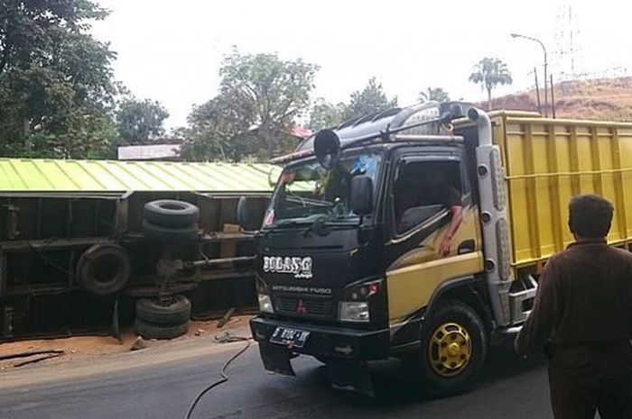 Sudah 10 truk nyungsep di tikungan ini di bulan Agustus