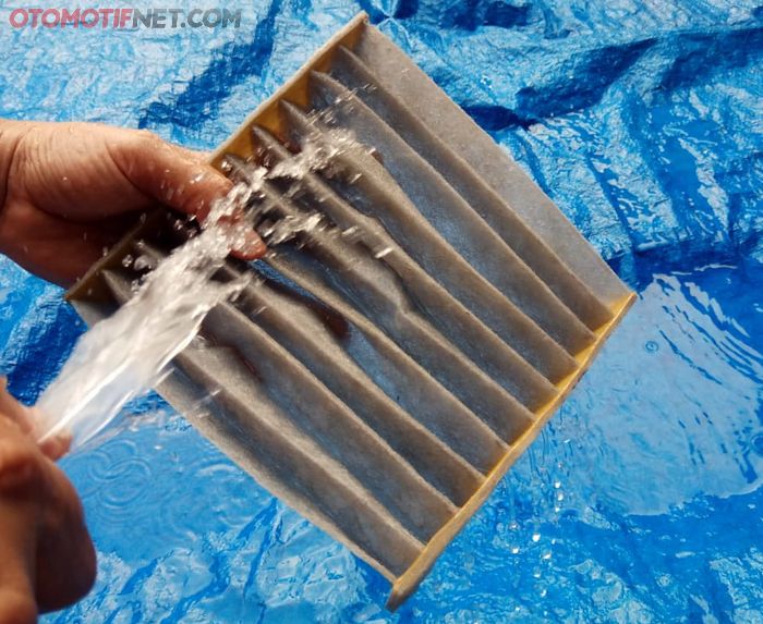Bersihkan filter AC atau filter kabin dalam keadaan darurat bisa pakai air saja