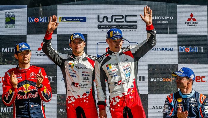 Ott Tanak (kedua dari kanan) dan co-driver Martin Jarveoja di atas podium pertama reli Chile, diapit Sebastien Ogier dan Sebastien Loeb