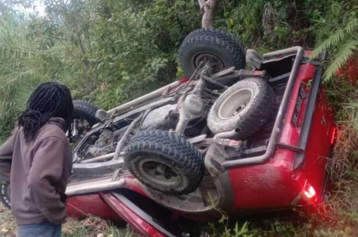 Mitsubishi Triton jungkir balik hajar tebing, 2 dari 14 penumpang meregang nyawa