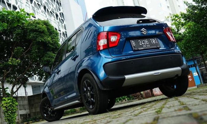 Tampilan sporti Suzuki Ignis SE juga terlihat di buritan