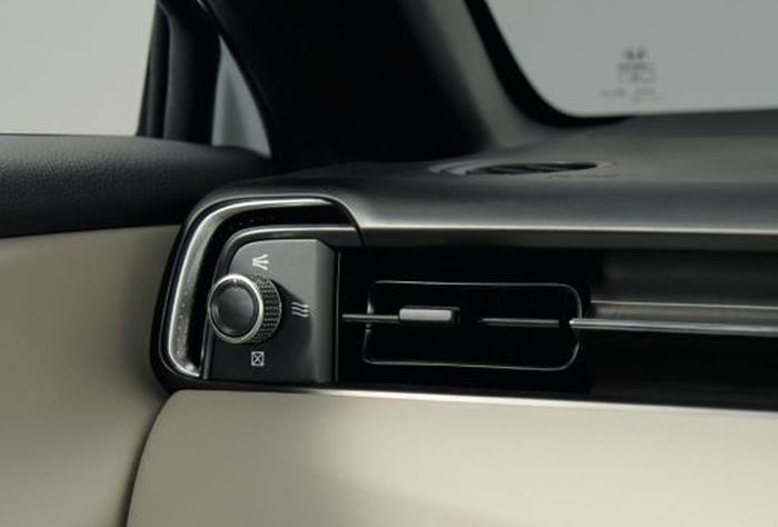 Udara mengalir dari ventilasi berbentuk L unik yang diposisikan di sudut atas dasbor