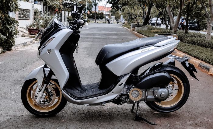 Kaki-kaki Yamaha Lexi tampil kekar dengan sokbreker USD dan pengereman kece