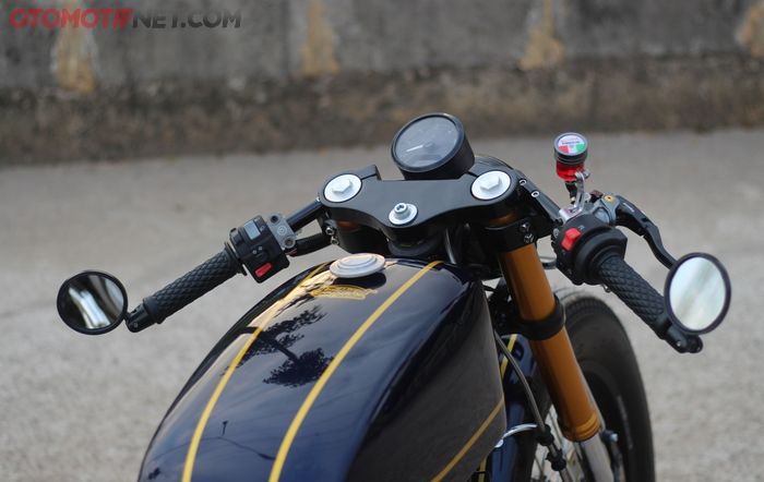 Setang Yamaha Scorpio ini pakai model clip-on untuk menguatkan konsep caf&eacute; racer