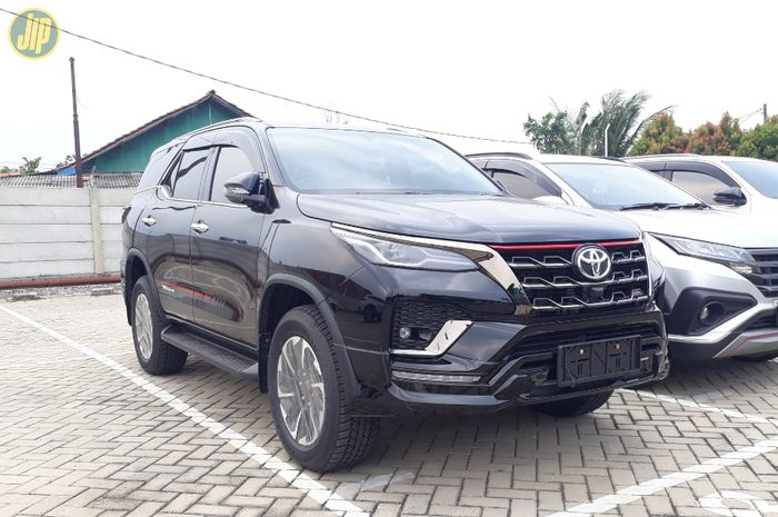 Ilustrasi Toyota Fortuner di dealer