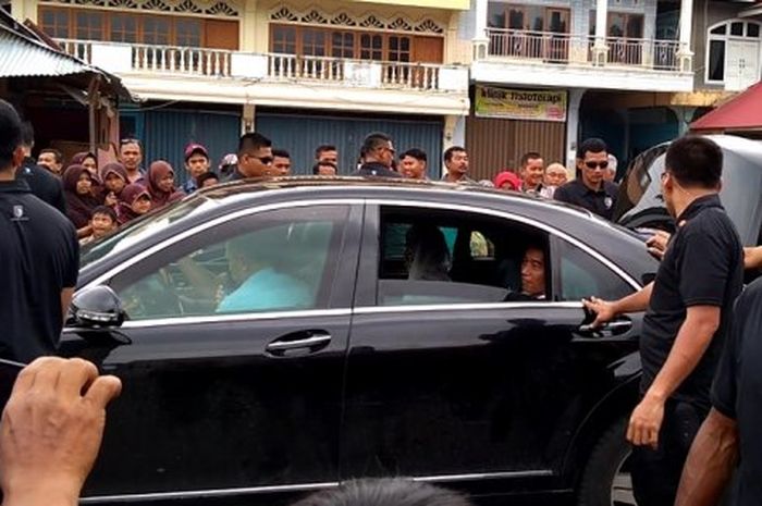Sempat kelihatan isi bagasi mobil dinas Jokowi di Solok, Sumatera Barat