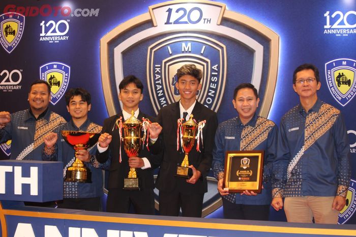 Arai Agaska (ke empat dari kiri), Wahyu Nugroho (ketiga dari kiri) bersama Yamaha Motorsport