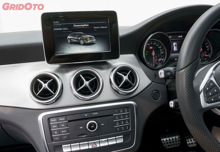 Di Mercedes-Benz GLA 200 AMG Line, tersedia layar 7 inci