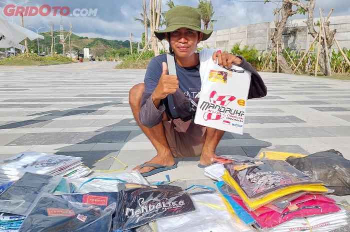 Benny Karya, pedagang kaki lima yang menjual kaos bertema MotoGP