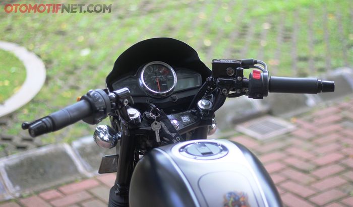 Cover headlamp dibuat sekaligus untuk membalut spidometer bawaan Suzuki Inazuma