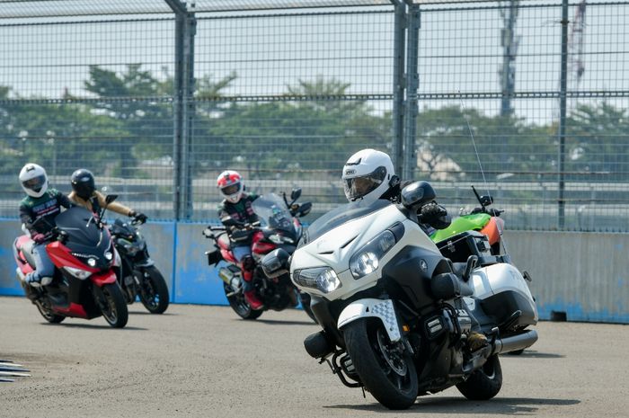 Polisi Militer Kodam Jayakarta sukses mengadakan latihan motoris dan safety riding bersama klub Motor Besar Indonesia (MBI) DKI Jakarta.