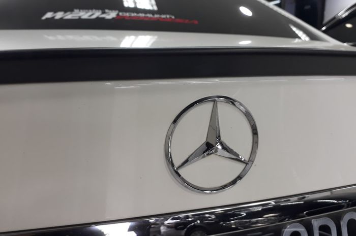 ilustrasi emblem Mercedes