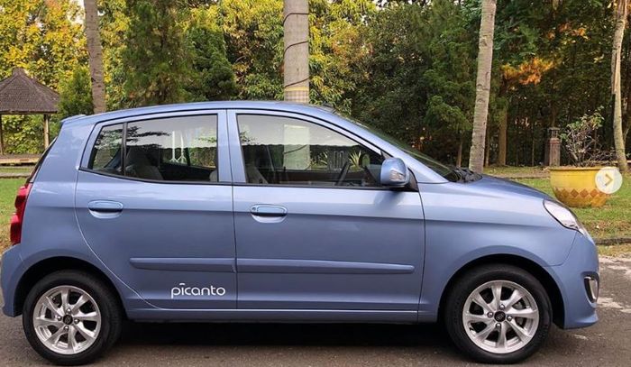 Kondisi samping Kia Picanto Cosmo lansiran 2011 yang masih dalam kondisi baru