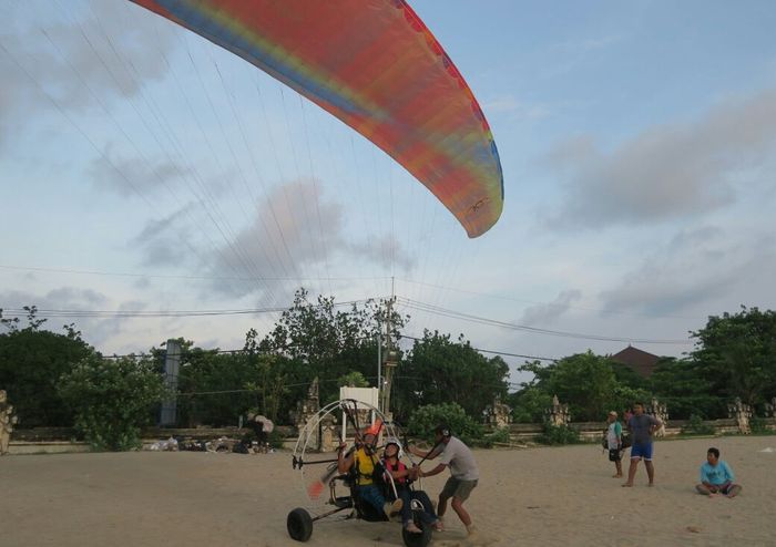 Bermesin baling-baling ditambah parasut