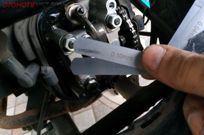 Mengatur setelan klep motor agar lebih hemat bensin.