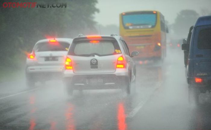 Hati-hati berkendara di musim hujan. Jaga kecepatan kendaraan 