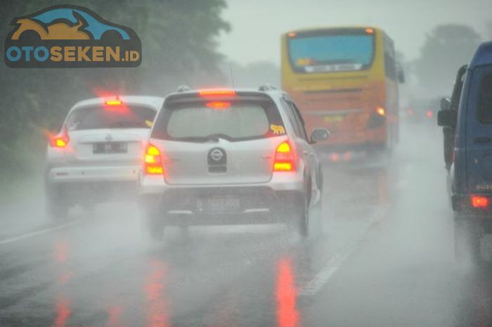 Hati-hati berkendara di musim hujan, sering terjadi efek aquaplaning