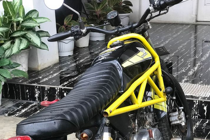Terpasang rangka tambahan berjenis tubular pada Honda Win custom scrambler