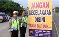 Ini Spanduk Keselamatan Lalu Lintas Yang Bikin Ngakak